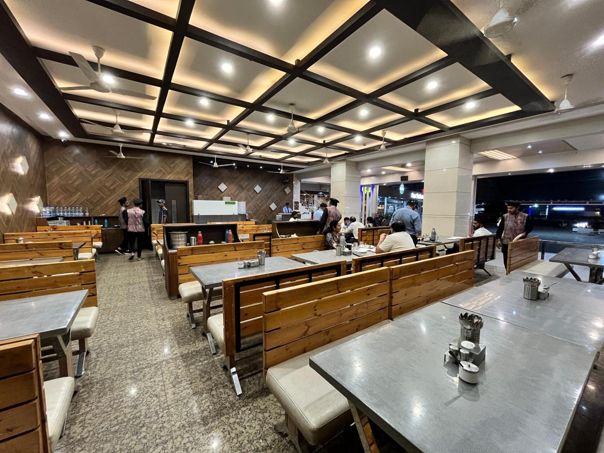 Hotel Grand Darshan Вадодара Экстерьер фото
