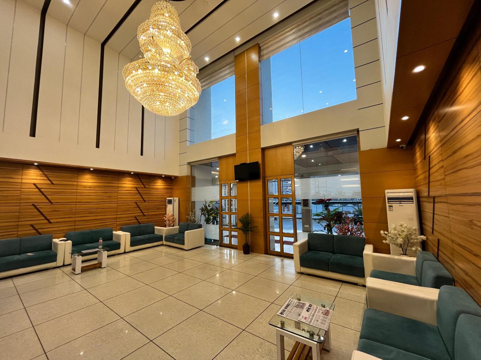 Hotel Grand Darshan Вадодара Экстерьер фото