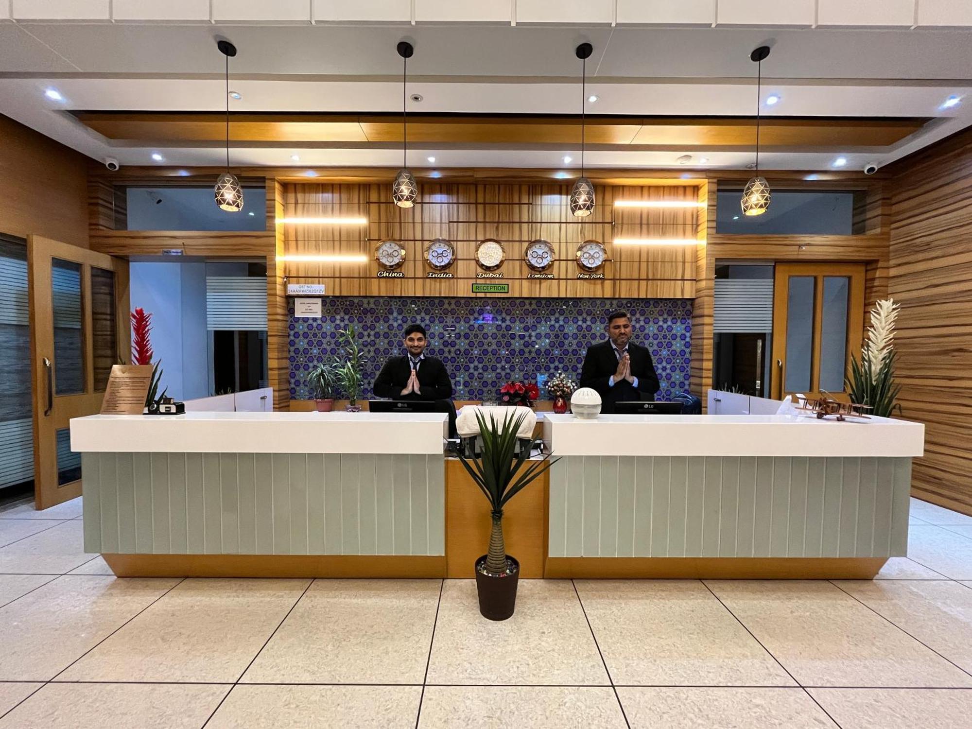 Hotel Grand Darshan Вадодара Экстерьер фото