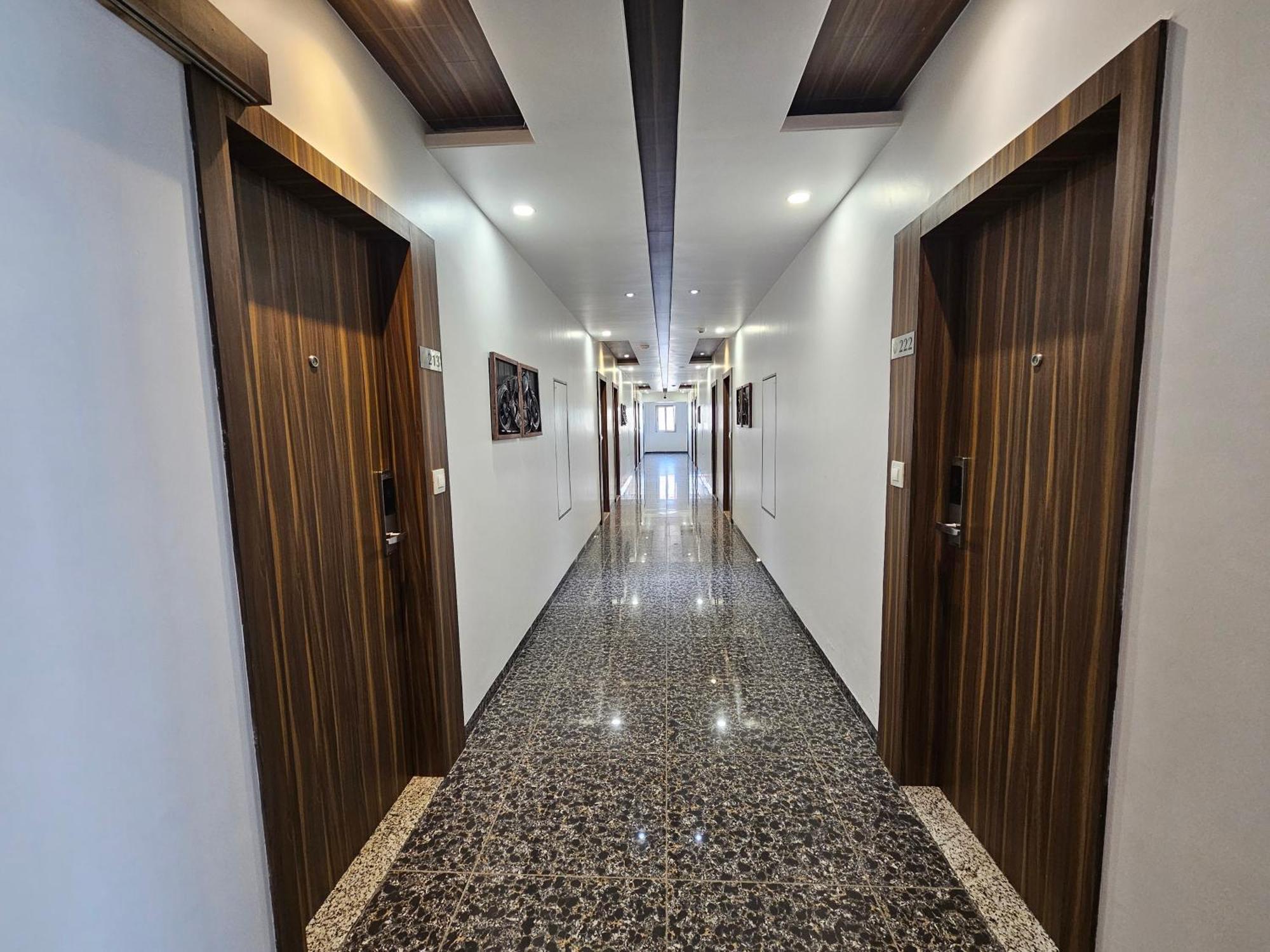Hotel Grand Darshan Вадодара Экстерьер фото