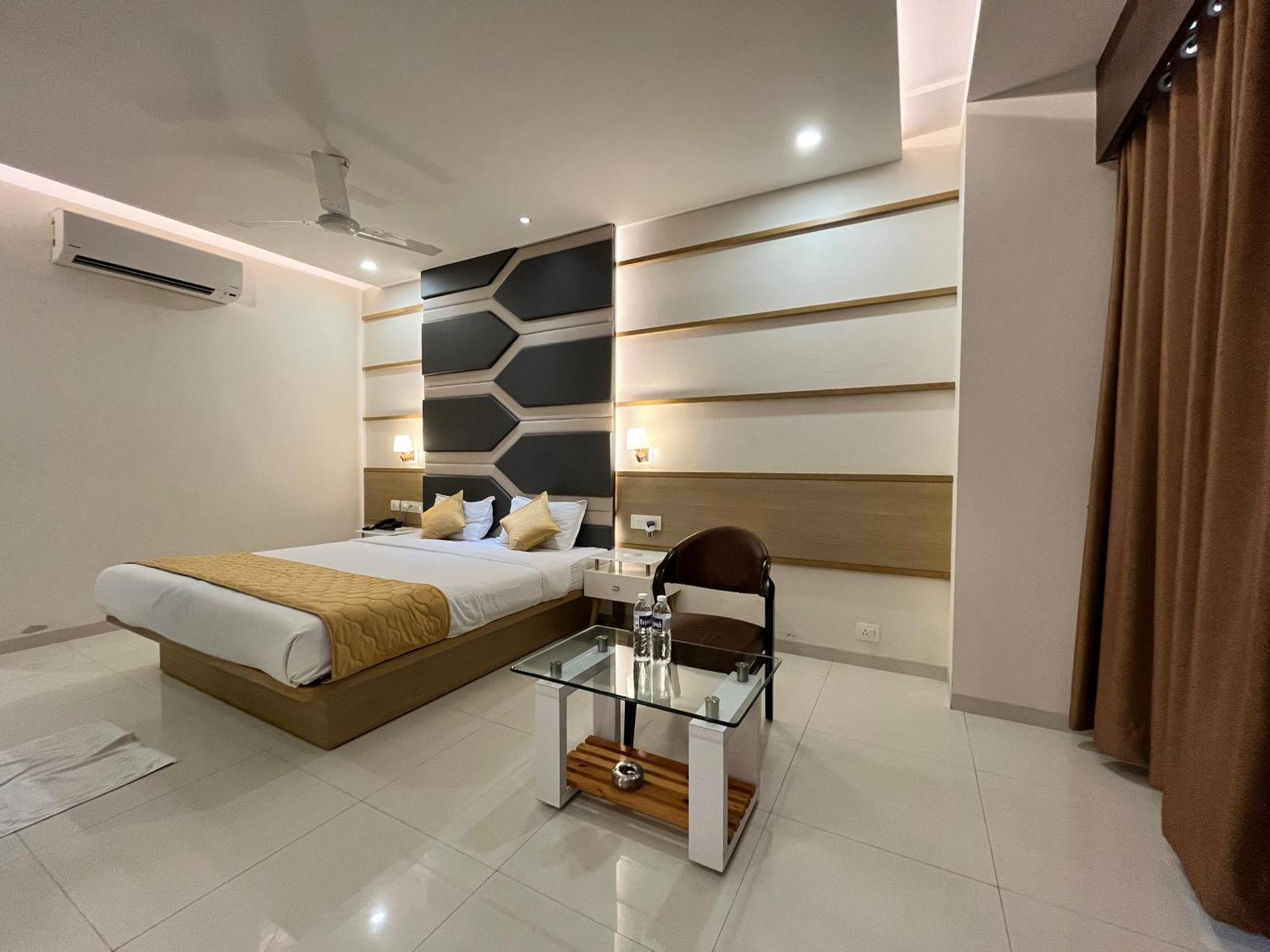 Hotel Grand Darshan Вадодара Экстерьер фото