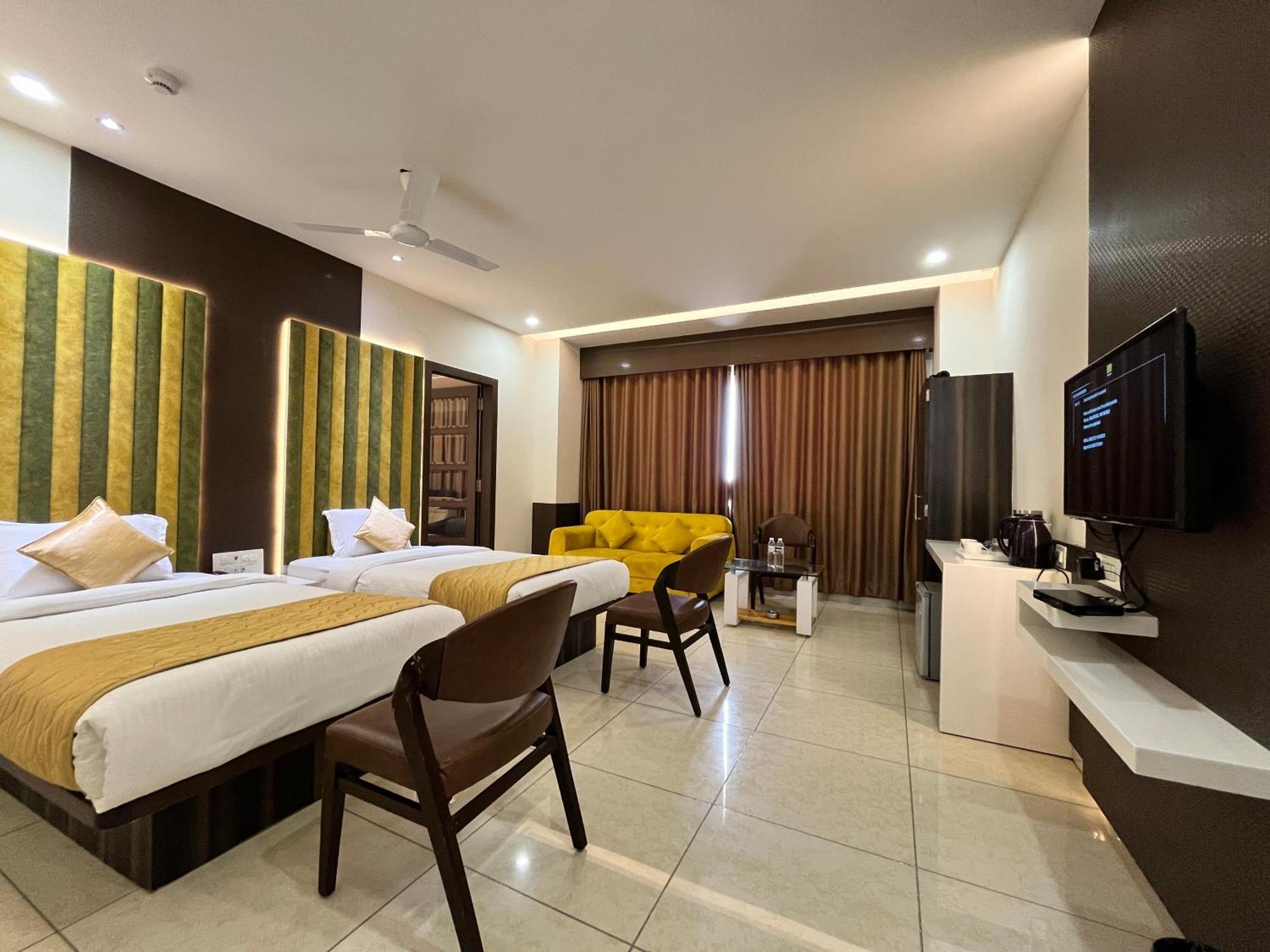 Hotel Grand Darshan Вадодара Экстерьер фото