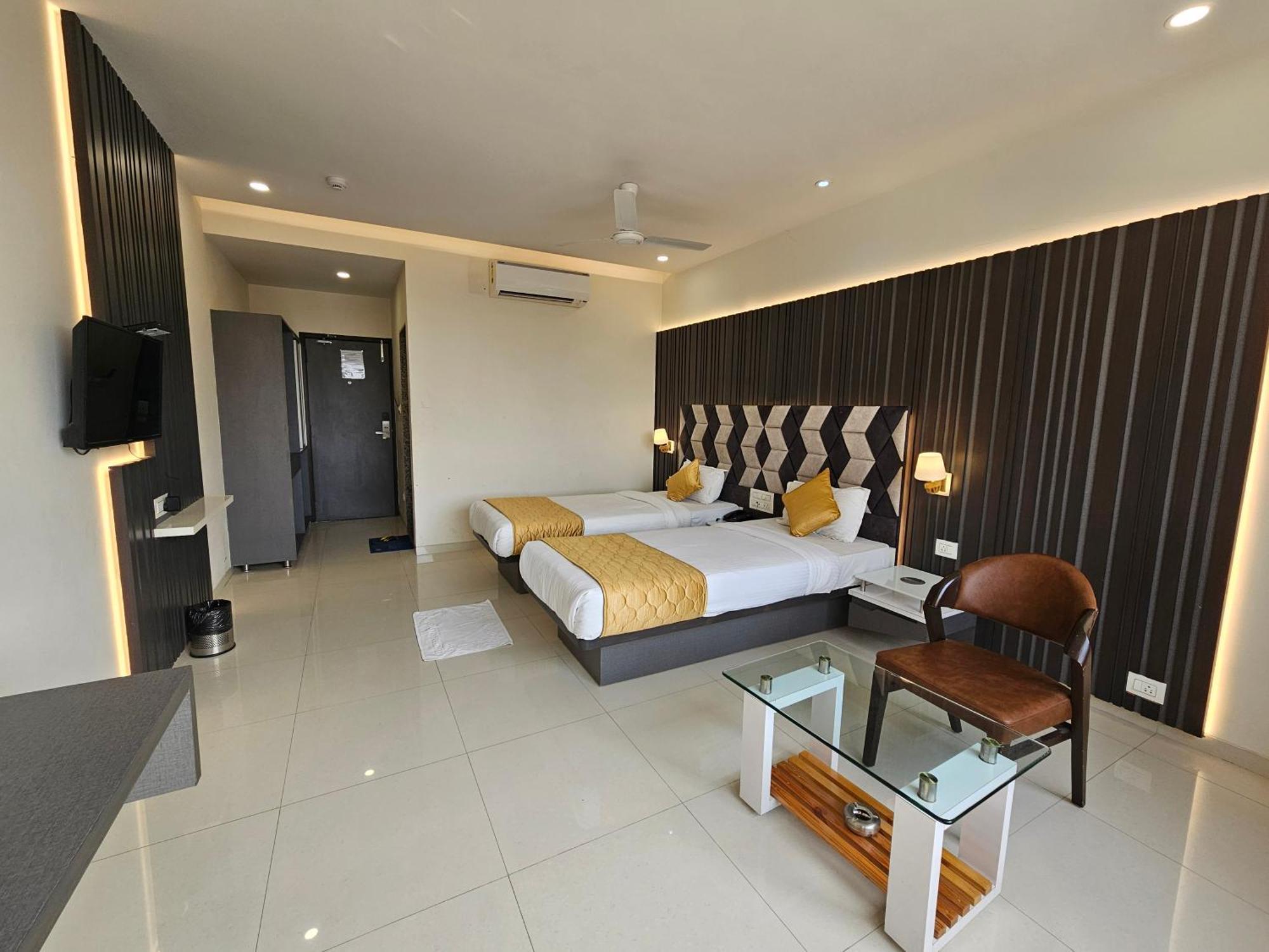 Hotel Grand Darshan Вадодара Экстерьер фото