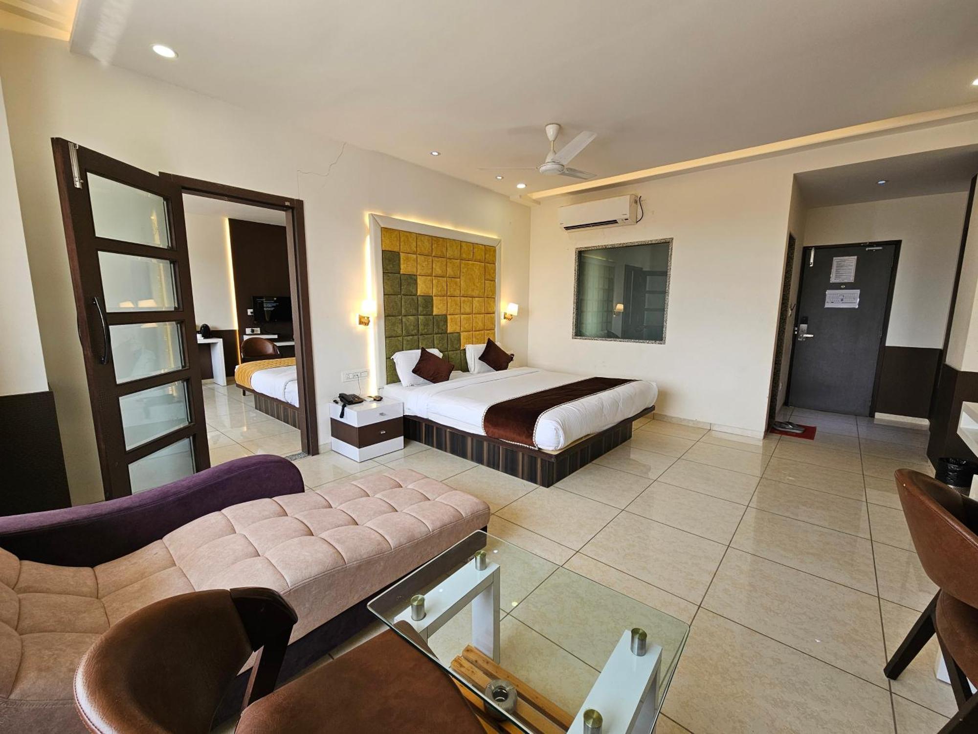Hotel Grand Darshan Вадодара Экстерьер фото
