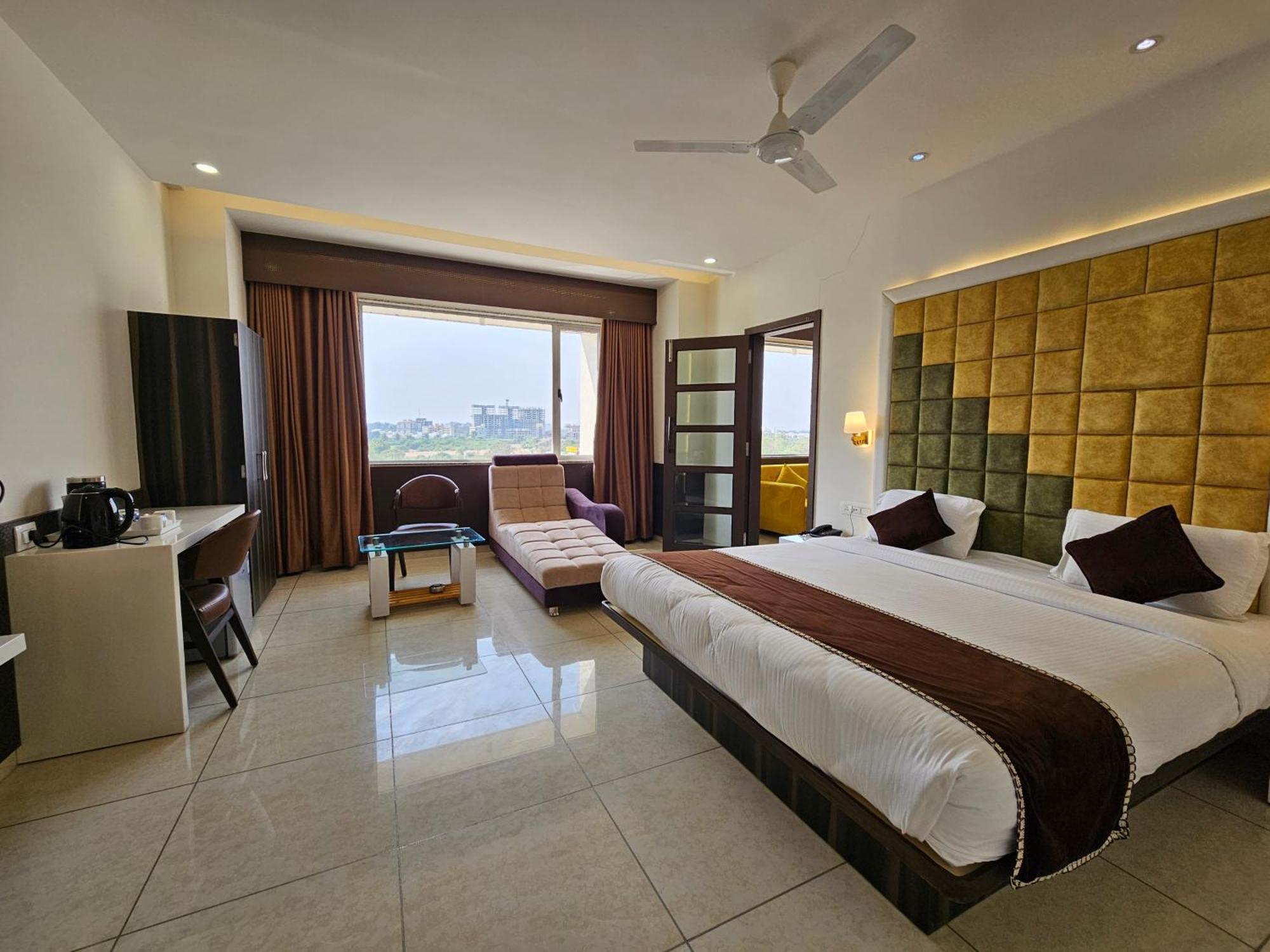 Hotel Grand Darshan Вадодара Экстерьер фото