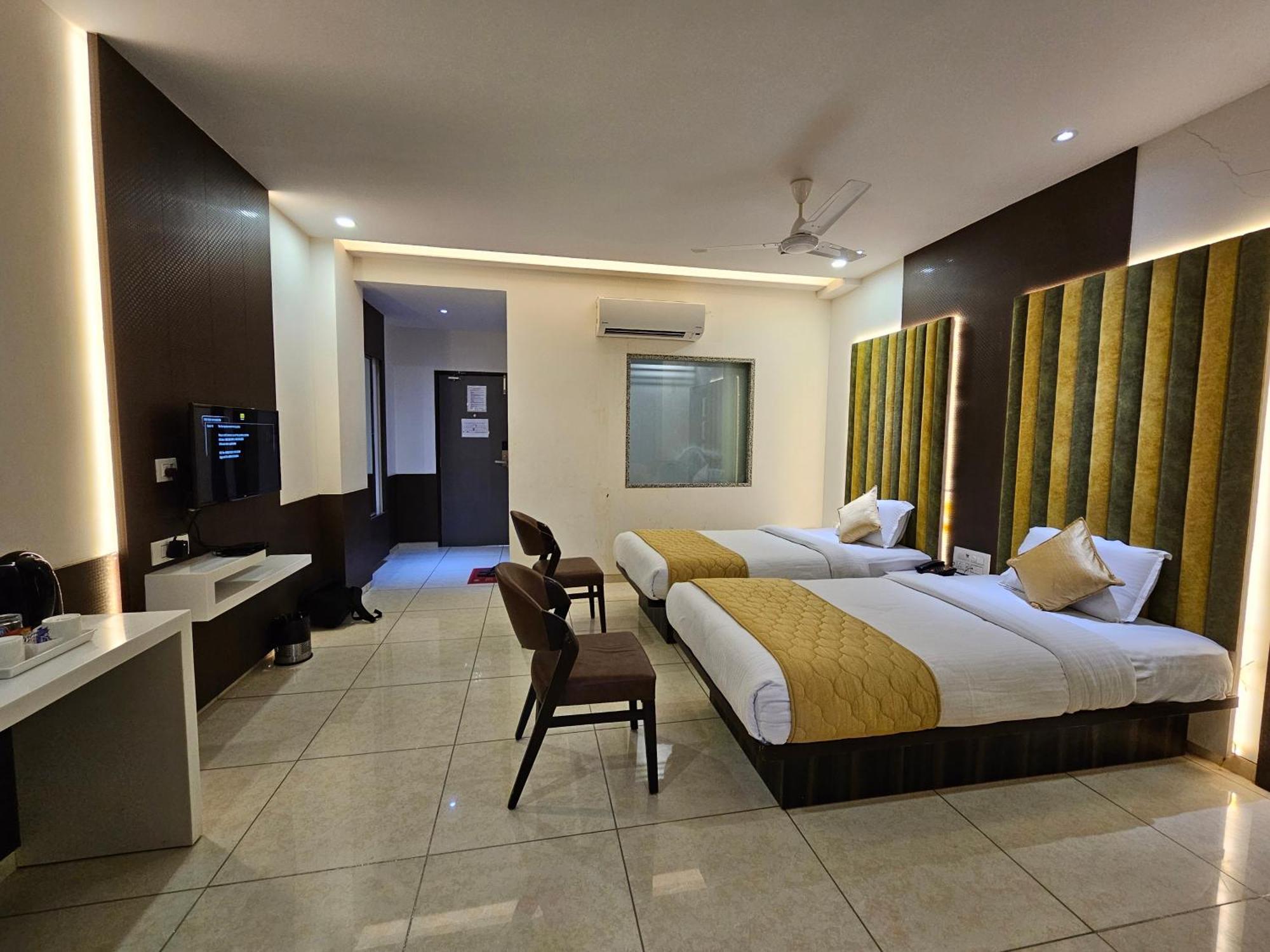 Hotel Grand Darshan Вадодара Экстерьер фото
